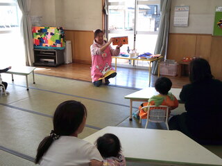 読み聞かせをしているところ