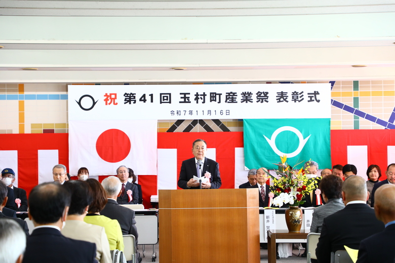 祝辞を述べる石川町長