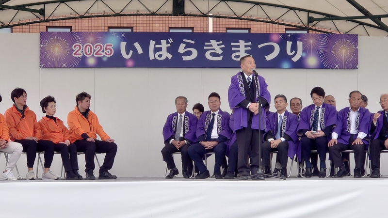 来賓祝辞を述べる石川町長