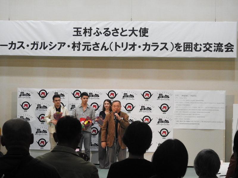 囲む会で挨拶をする石川町長