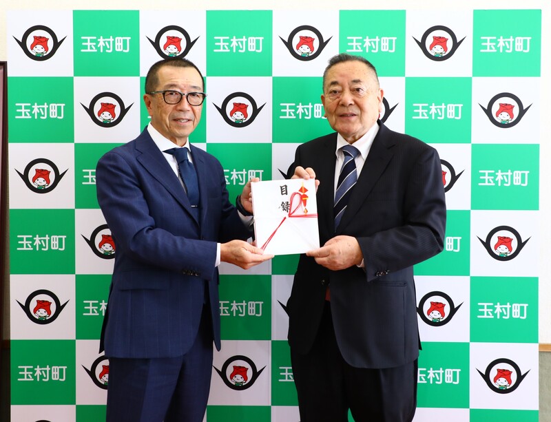 社長の福島様と記念撮影する石川町長