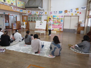 パネルシアターを見ているところ