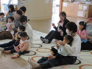 パネルシアターを見ているところ