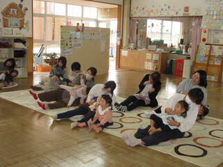 パネルシアターを見ているところ