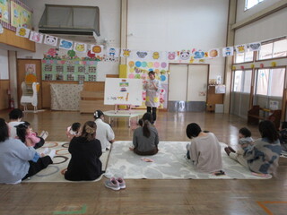 パネルシアターを見ているところ