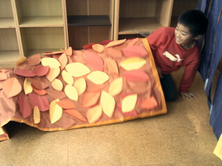 男児が隠れ身の術に挑戦しているところ