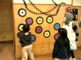 女児がゲームに参加しているところ