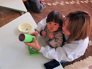 ママと一緒にシールをペタペタ飾ったよ🟢