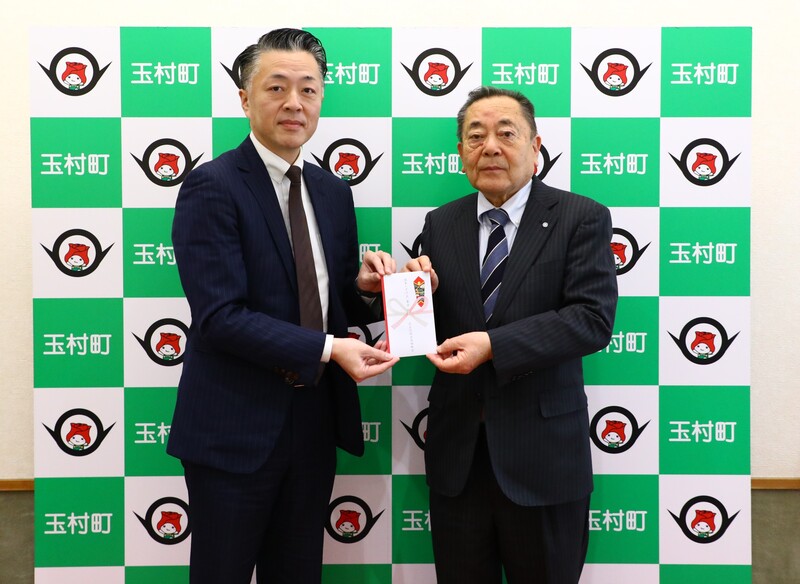 記念撮影をする石川町長