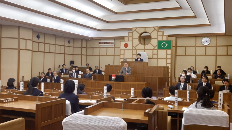 子ども議会の講評をする石川町長