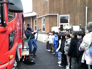 消防車の見学をしているところ