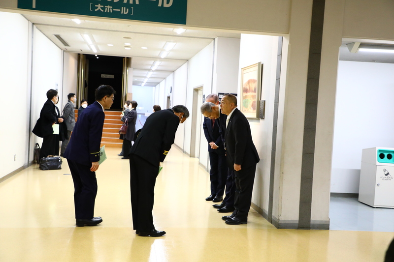 三役による招待者の出迎えの様子