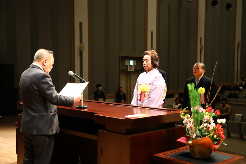 受章（賞）者を表彰する石川町長