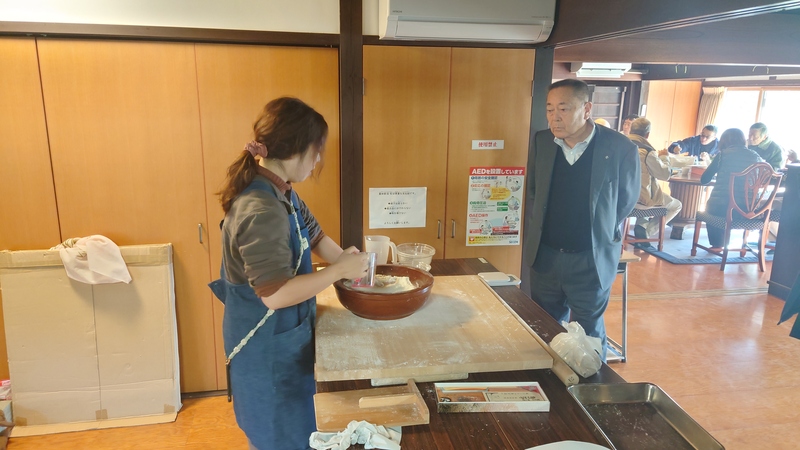 そば打ちをする地域おこし協力隊の冨澤さん①