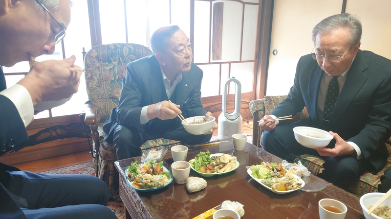 試食をする三役