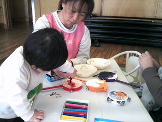 男児が制作をしているところ