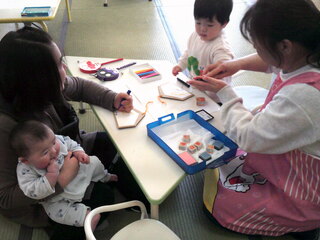 絵馬を作っているところ