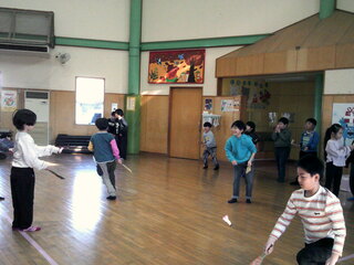 子どもたちが羽根つきをしているところ