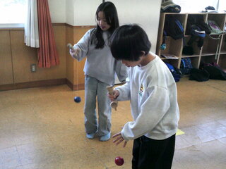 子どもたちがけん玉をしているところ