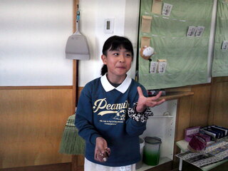 女児がお手玉をしているところ