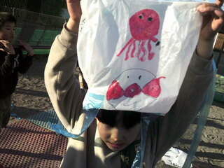 子どもたちが凧あげをしているところ