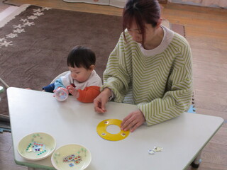 シールを貼っているところ