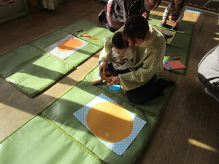 ママと一緒にキャラクターの福笑いに挑戦！