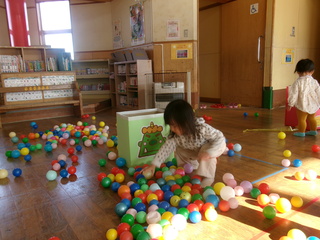 ボールをいっぱい集めて遊びました♪