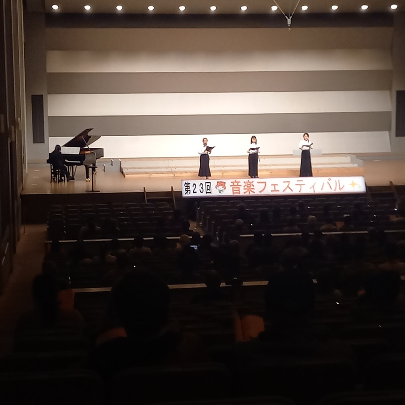 県立女子大学合唱部の合唱の様子