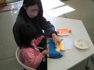 親子で制作しているところ