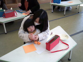 親子で制作しているところ 親子で制作しているところ