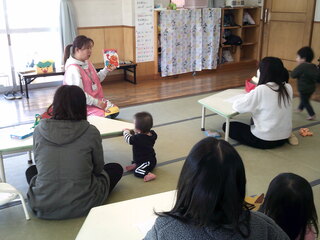 読み聞かせをしているところ 読み聞かせをしているところ