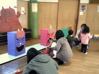 豆まきしているところ