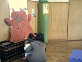 豆まきしているところ 豆まきしているところ