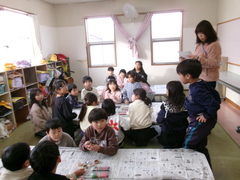 「キャップごまを作ろう!」みんな静かに説明を聞いています