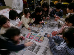 マスキングテープと油性ペンを使ってこまを作るところ