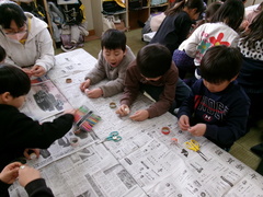 マスキングテープをはさみでカットし、作り始めているところ