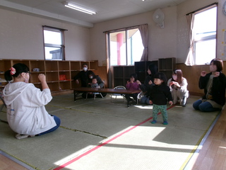 カレーライスの手遊びをしているところ