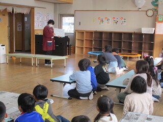 節分について     絵本の読み聞かせの様子