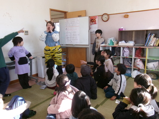 豆まきについて説明を聞いているところ