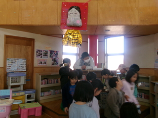 児童館に現れた福の神の写真