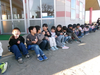 豆まき開始を待つこども達