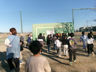 鬼に向かっていくこども達