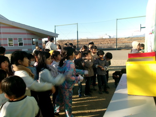 鬼はそとと壁に向かって豆をまくこども達パート１