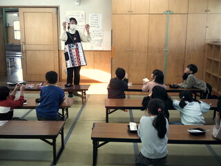 子どもたちが制作の説明を聞いているところ