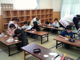 子どもたちが制作をしているところ