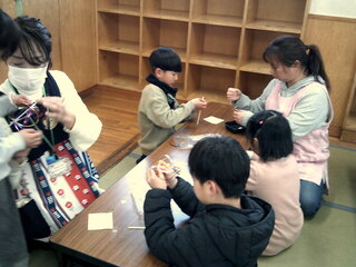 子どもたちが制作しているところ