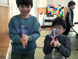 子どもたちが出来上がった作品で遊んでいるところ