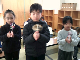 子どもたちが出来上がった作品で遊んでいる写真