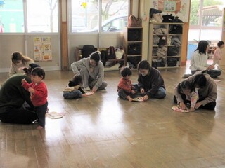 ちらしずしの工作をしているところ